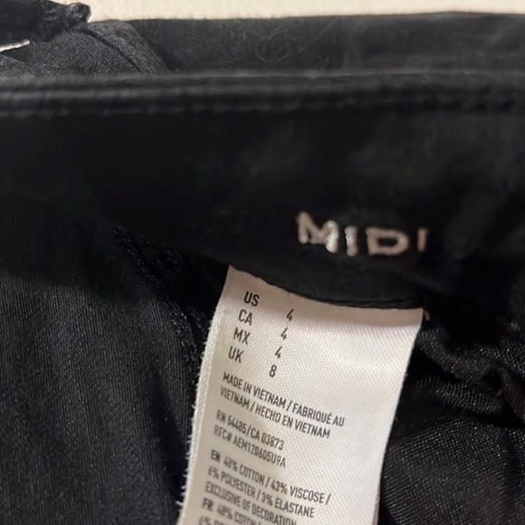 Women’s Black MIDI American Eagle 5inch Inseem Shorts - Picture 3 of 5